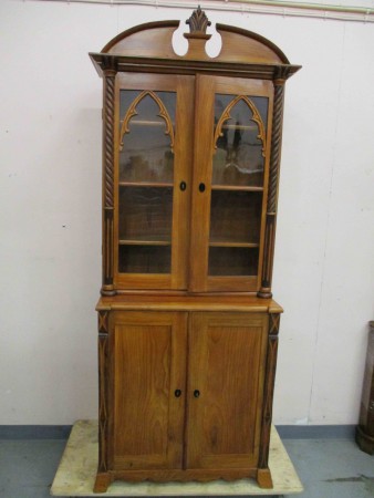 6621- Knihovna goticky styl 2-dilna  masivni tresen  82 x 47 cm V - 215 cm  -  11 500 kc 